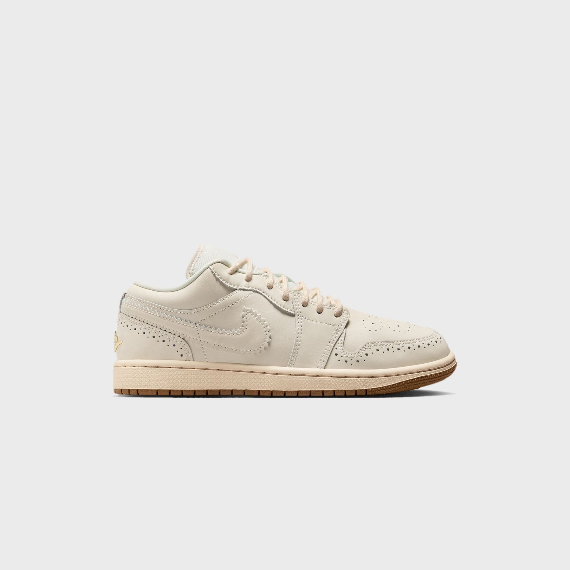 Jordan WMNS Air Jordan 1 Low SE - Chalk / Metallic Gold / Pearl White