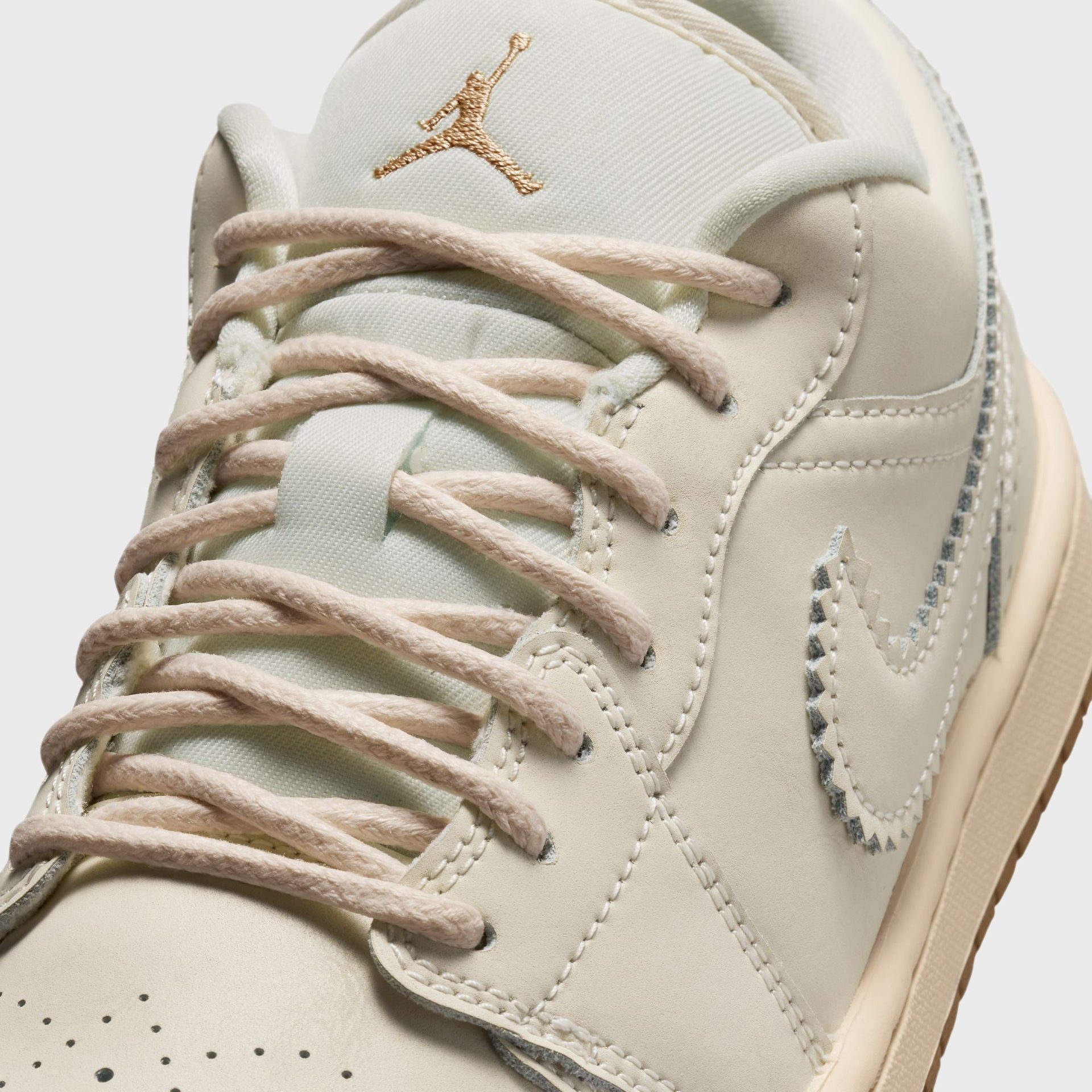 Jordan WMNS Air Jordan 1 Low SE - Chalk / Metallic Gold / Pearl White