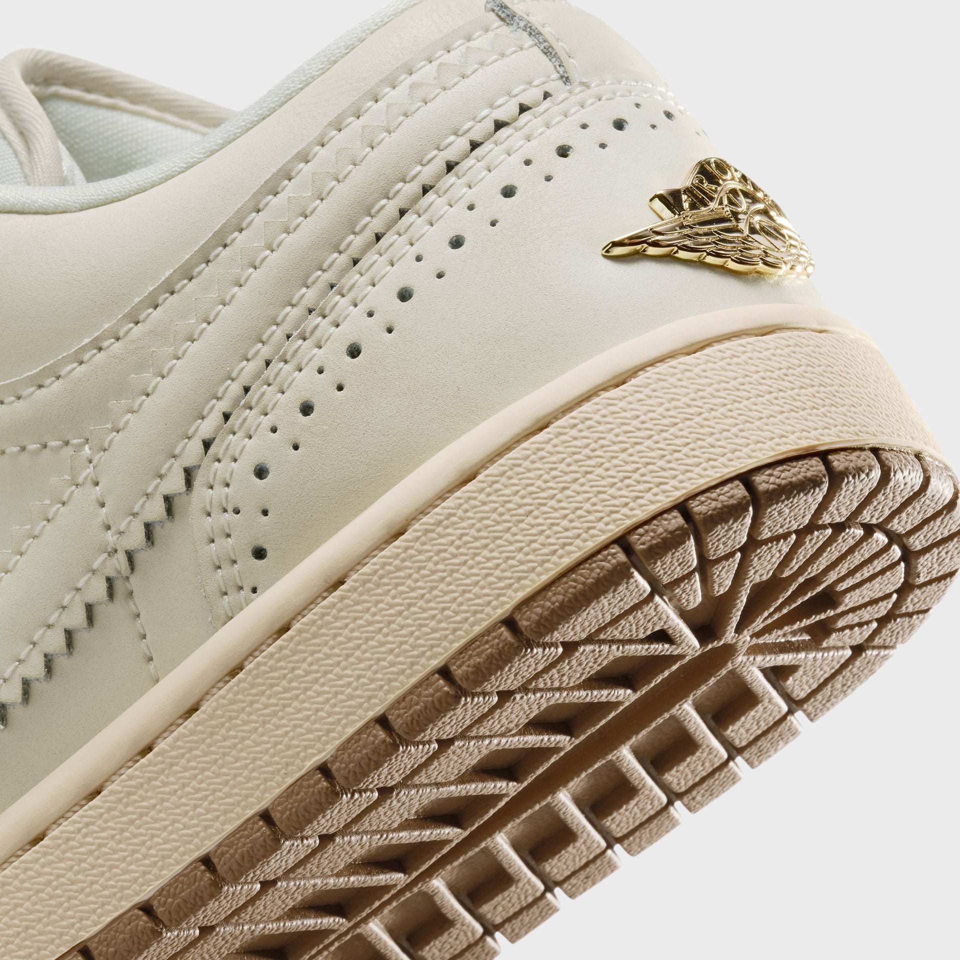 Jordan WMNS Air Jordan 1 Low SE - Chalk / Metallic Gold / Pearl White