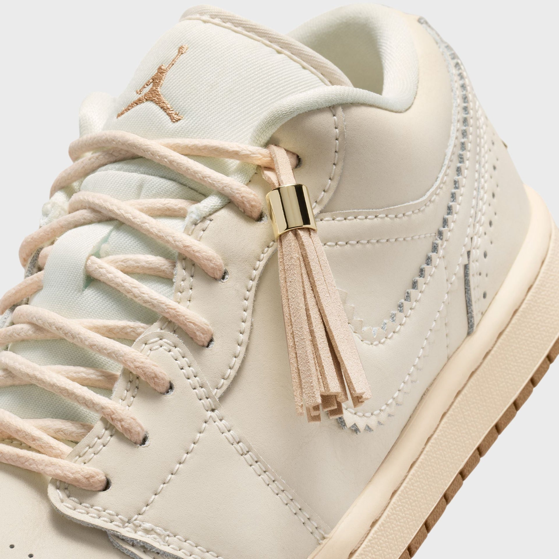 Jordan WMNS Air Jordan 1 Low SE - Chalk / Metallic Gold / Pearl White