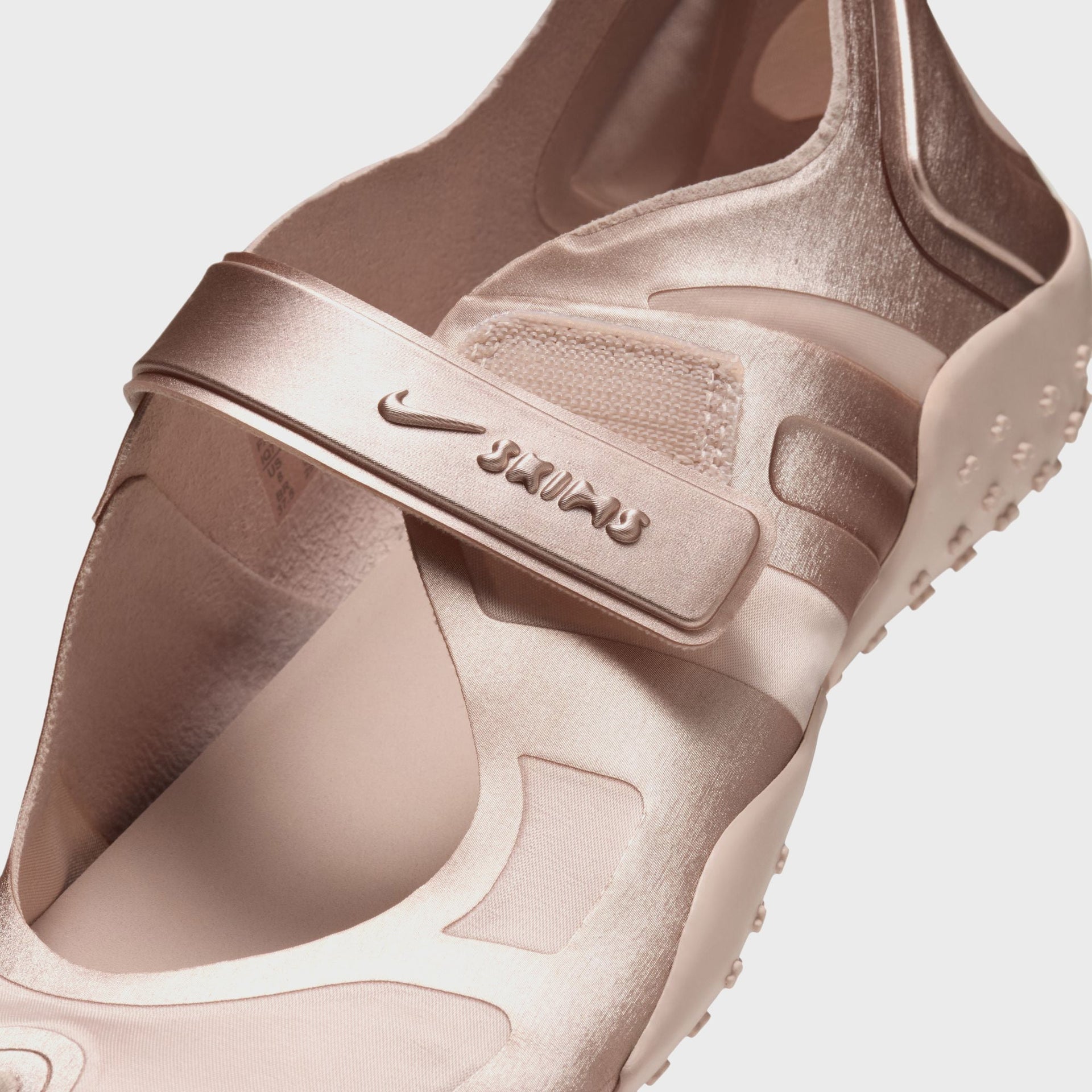 NikeSKIMS WMNS Rift Satin - Silt Red / Silt Red / Silt Red