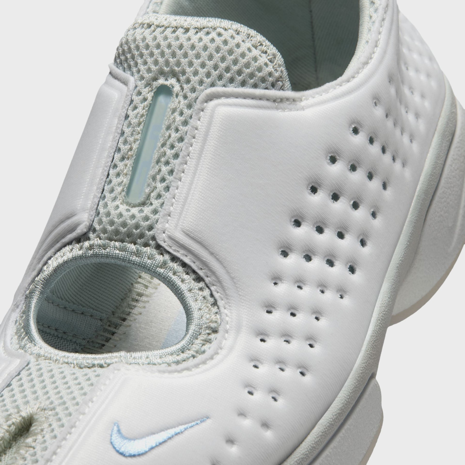 Nike WMNS Rift 2 in white and sage, perforated split-toe upper with mesh strap and Swoosh