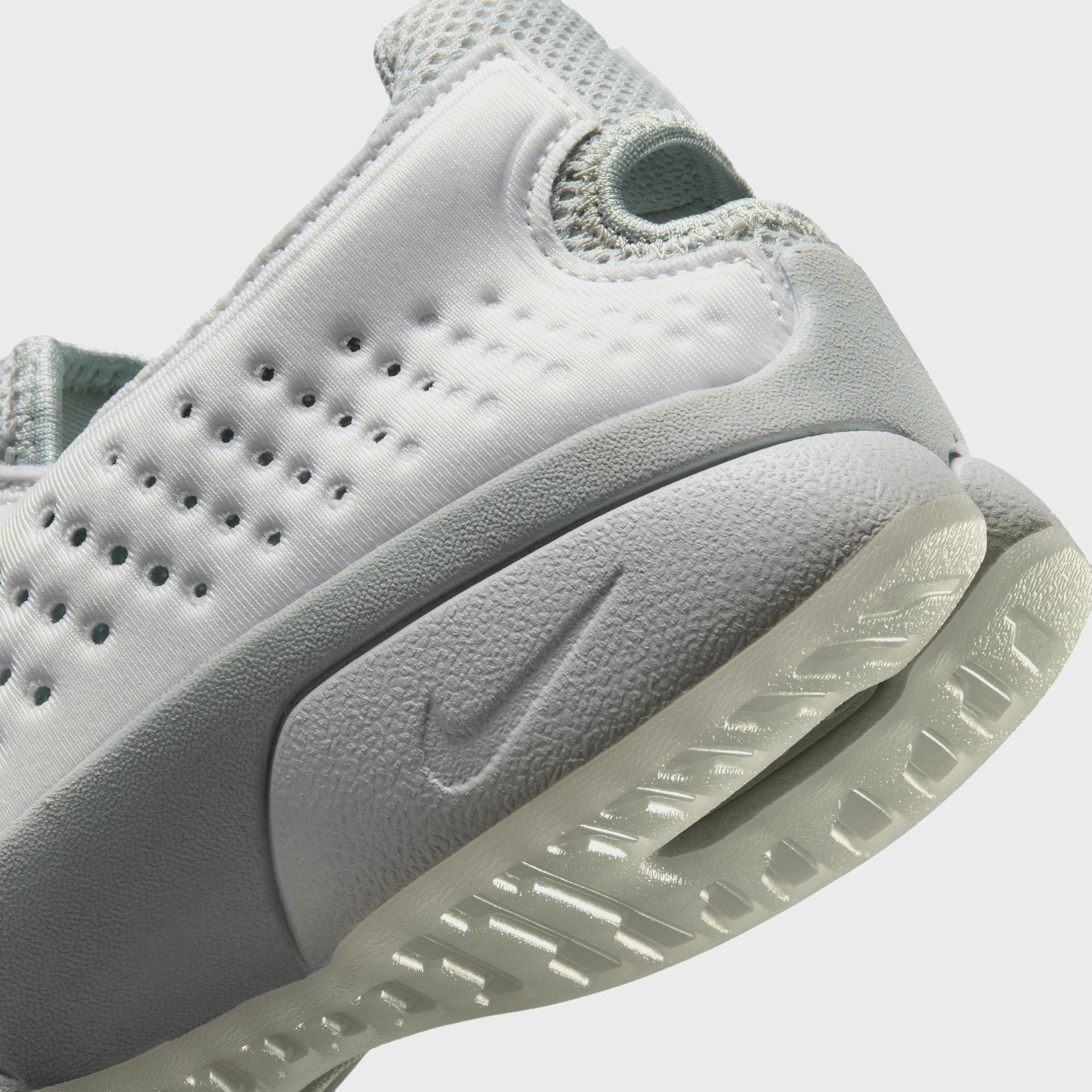 Nike WMNS Rift 2 heel detail in white and grey with embossed Swoosh on textured heel