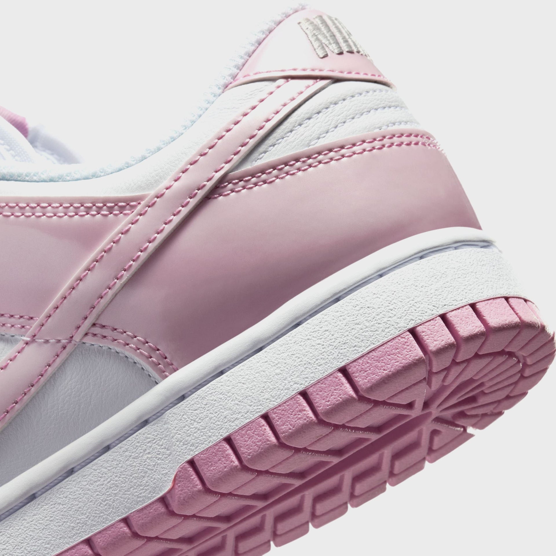 Nike WMNS Dunk Low SE - White / Metallic Silver / Pink Rise