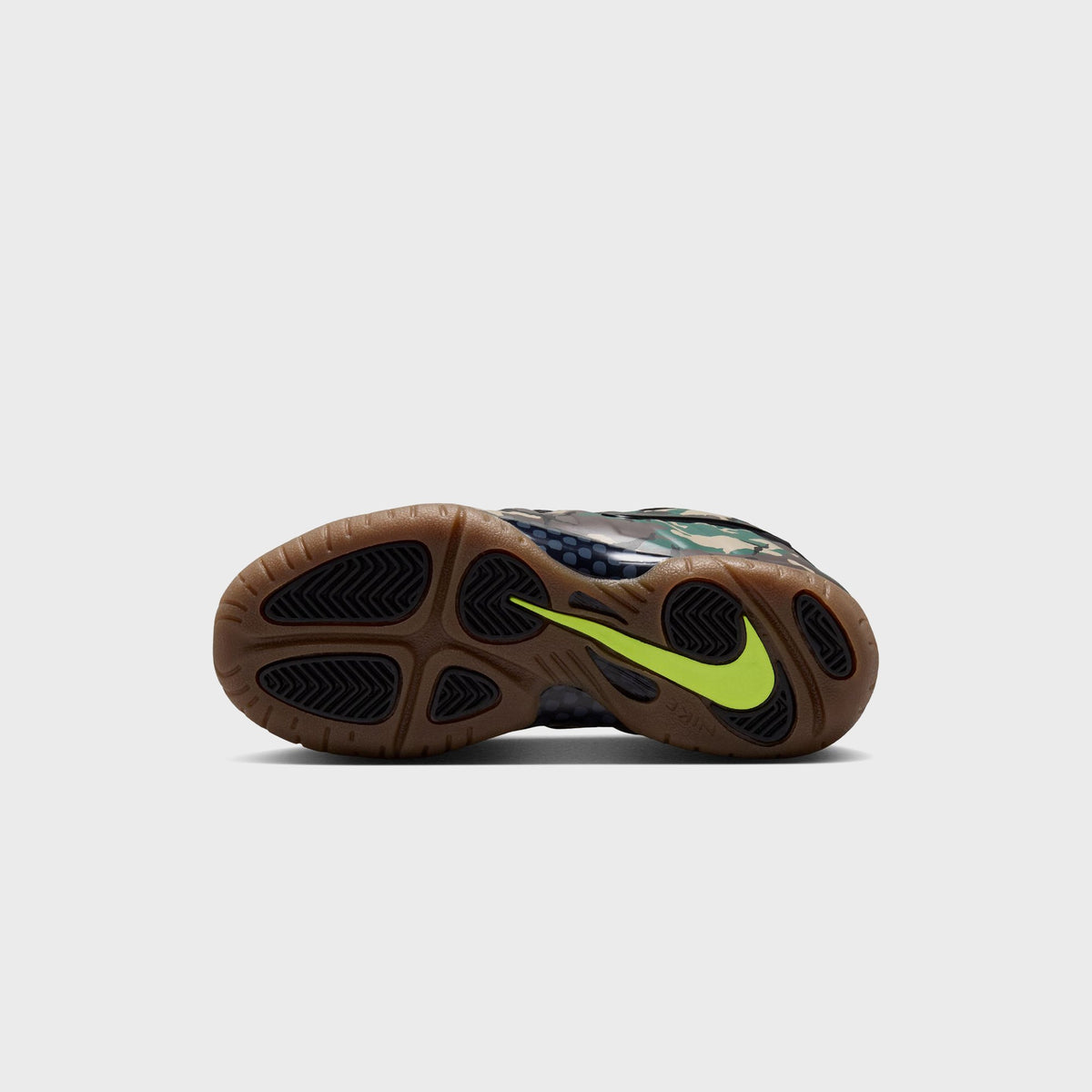 Gum outsole of Nike PS Little Posite Pro with navy dot-textured heel insert and volt green Swoosh