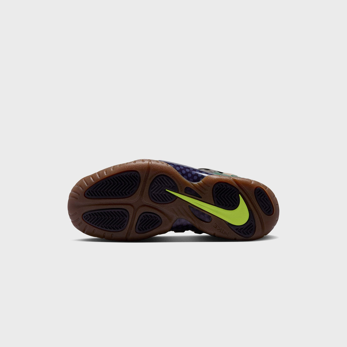 Gum outsole of Nike GS Little Posite Pro with navy polka-dot heel insert and volt green Swoosh