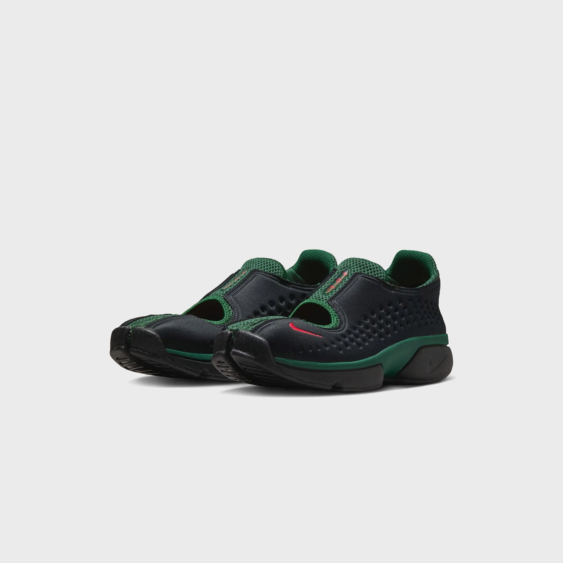 Nike WMNS Rift 2, black and green, front three-quarter view of the pair