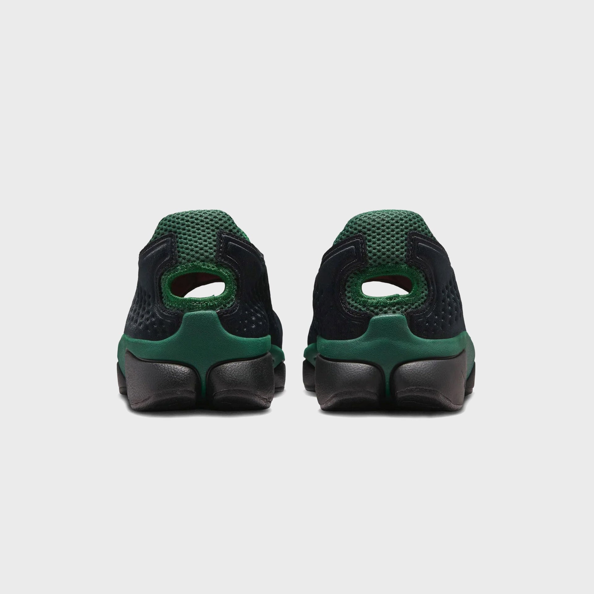 Nike WMNS Rift 2, back heel view of the pair with green mesh split heel