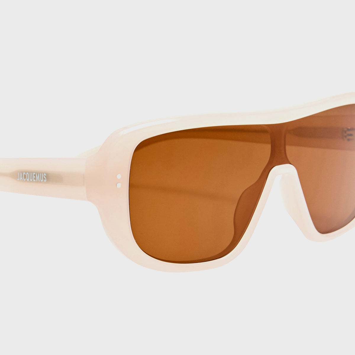 Jacquemus JAC156C2SUN aviator sunglasses in white with amber lenses, alternate close-up angled front view