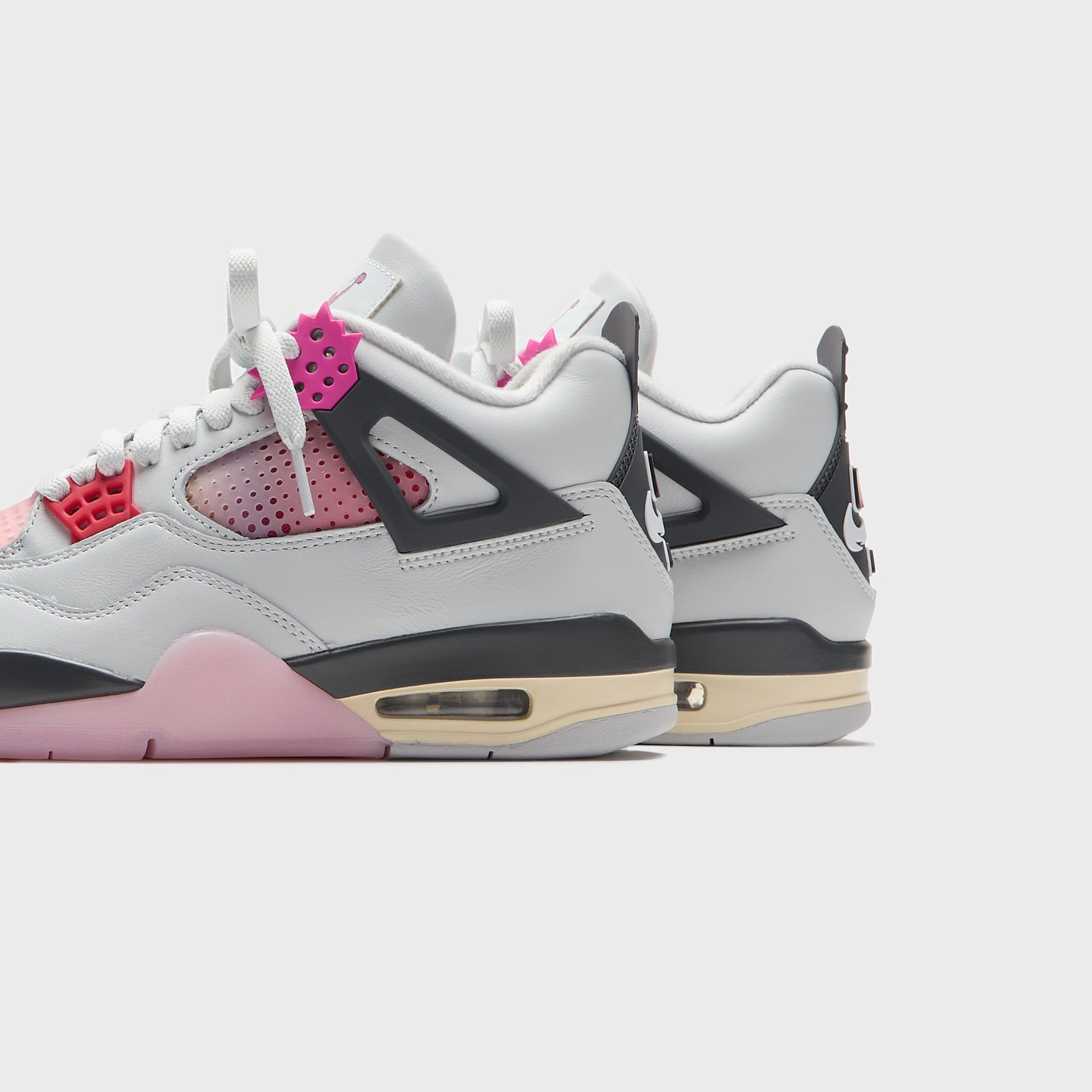 Jordan Air Jordan 4 Retro - Off-White / Anthracite / Fire Pink