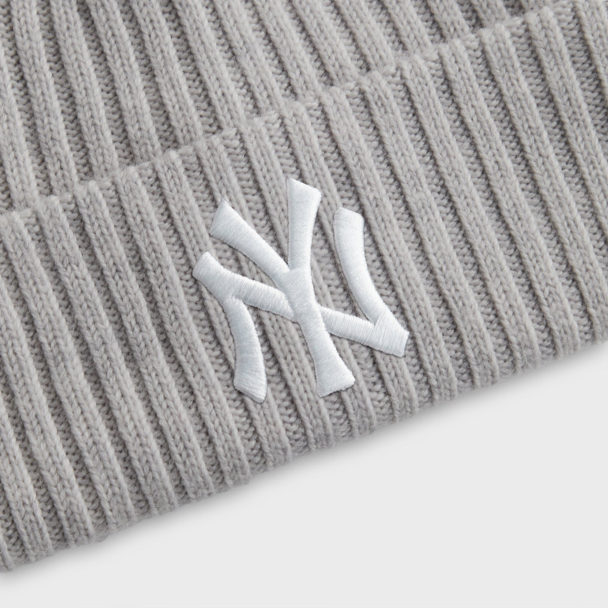Kith & New Era for the New York Yankees Knit Beanie - Light Heather Grey