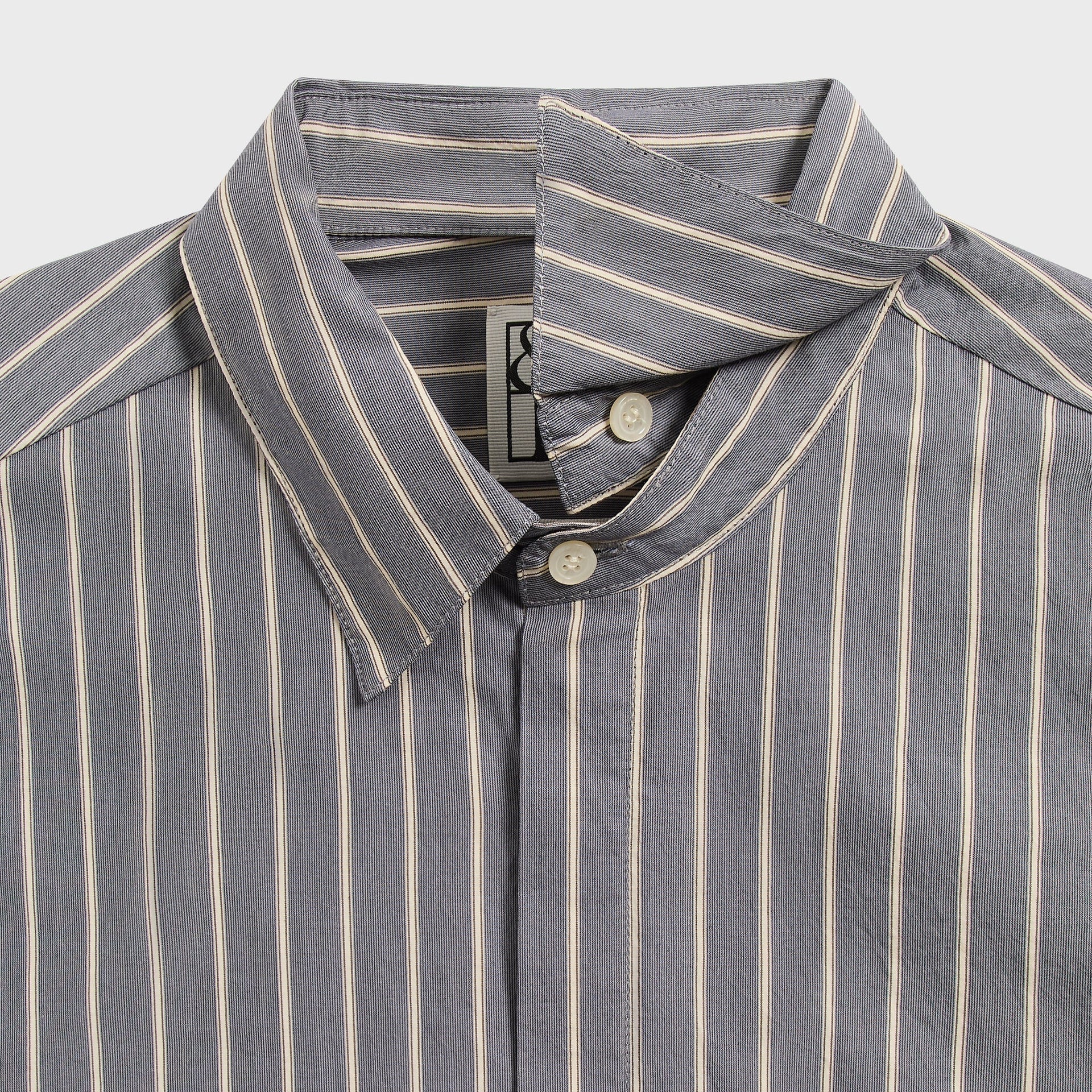 &Kin Nico Shirt detail: spread collar, hidden button placket and inner brand label in grey pinstripe poplin