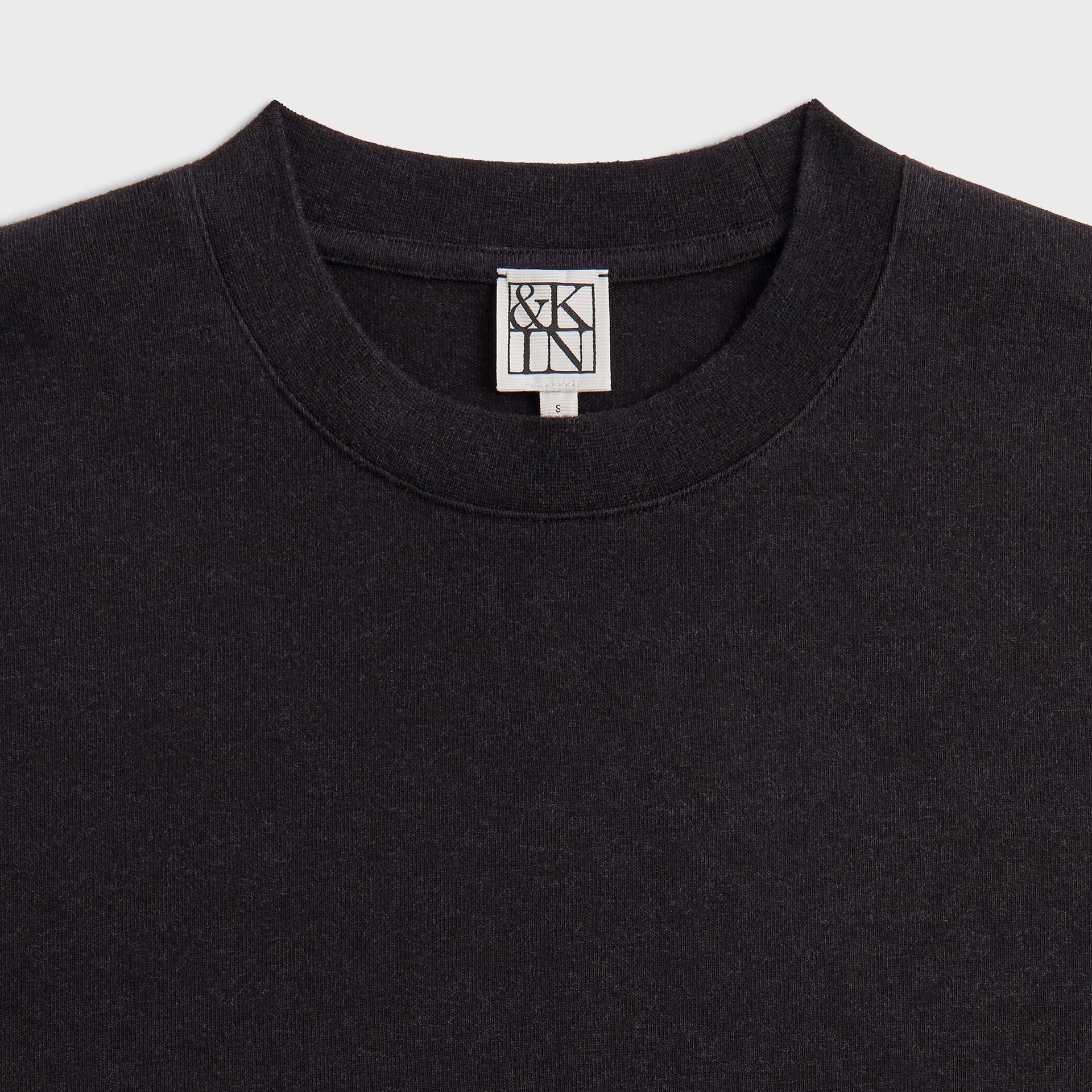 &Kin Lawson Tee detail, ribbed black crew collar with woven &Kin logo label