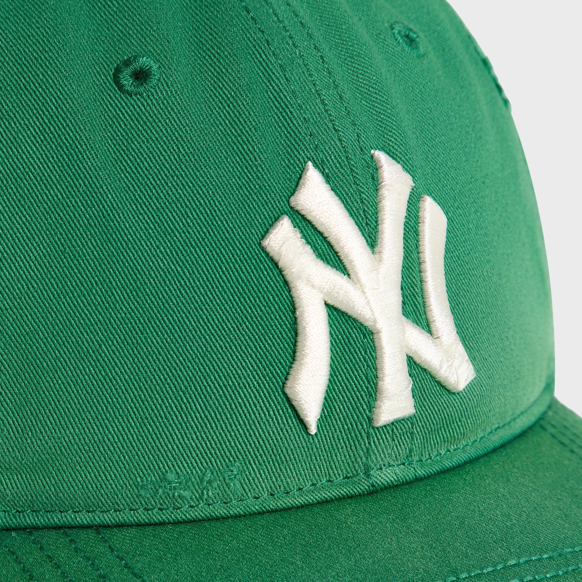Kith & '47 Yankees cap in Kelly green - close-up detail of embroidered NY logo on crown