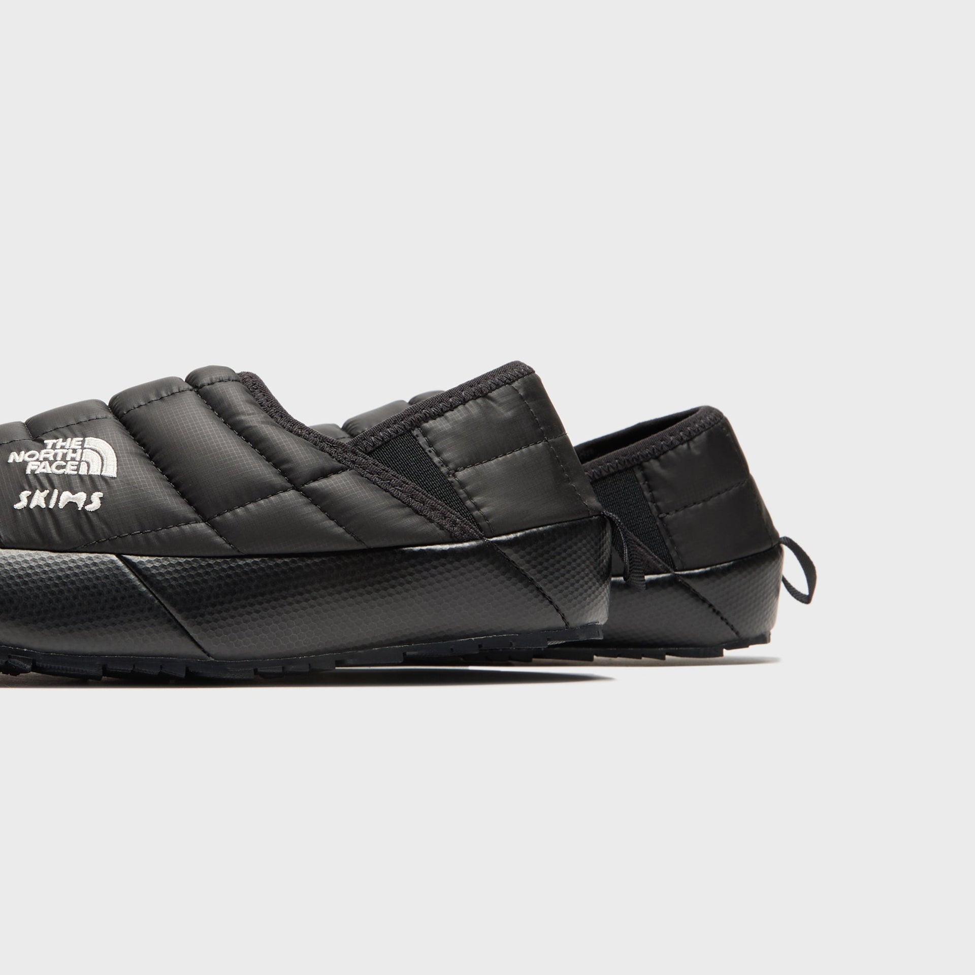 The North Face x SKIMS WMNS Thermoball Traction Mule V - Onyx