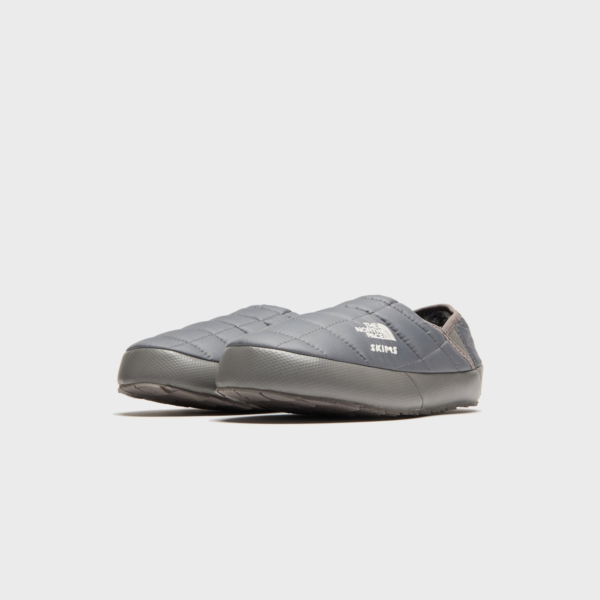 The North Face x SKIMS WMNS Thermoball Traction Mule V - Gunmetal