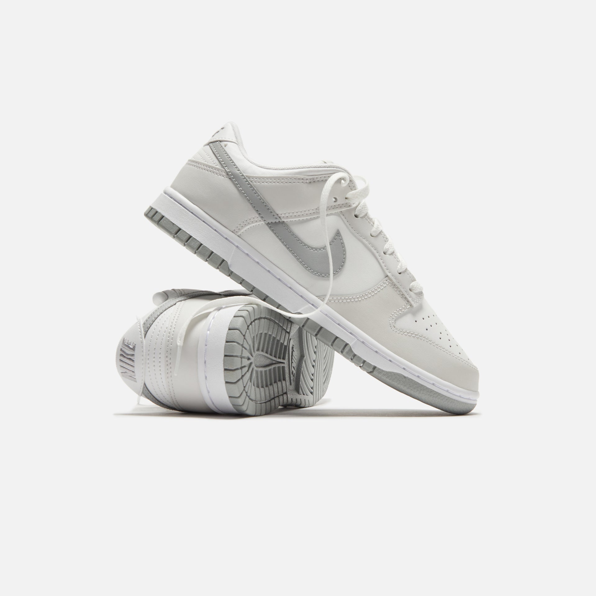 Nike Dunk Low Retro - Summit White / Light Smoke Grey / Platinum