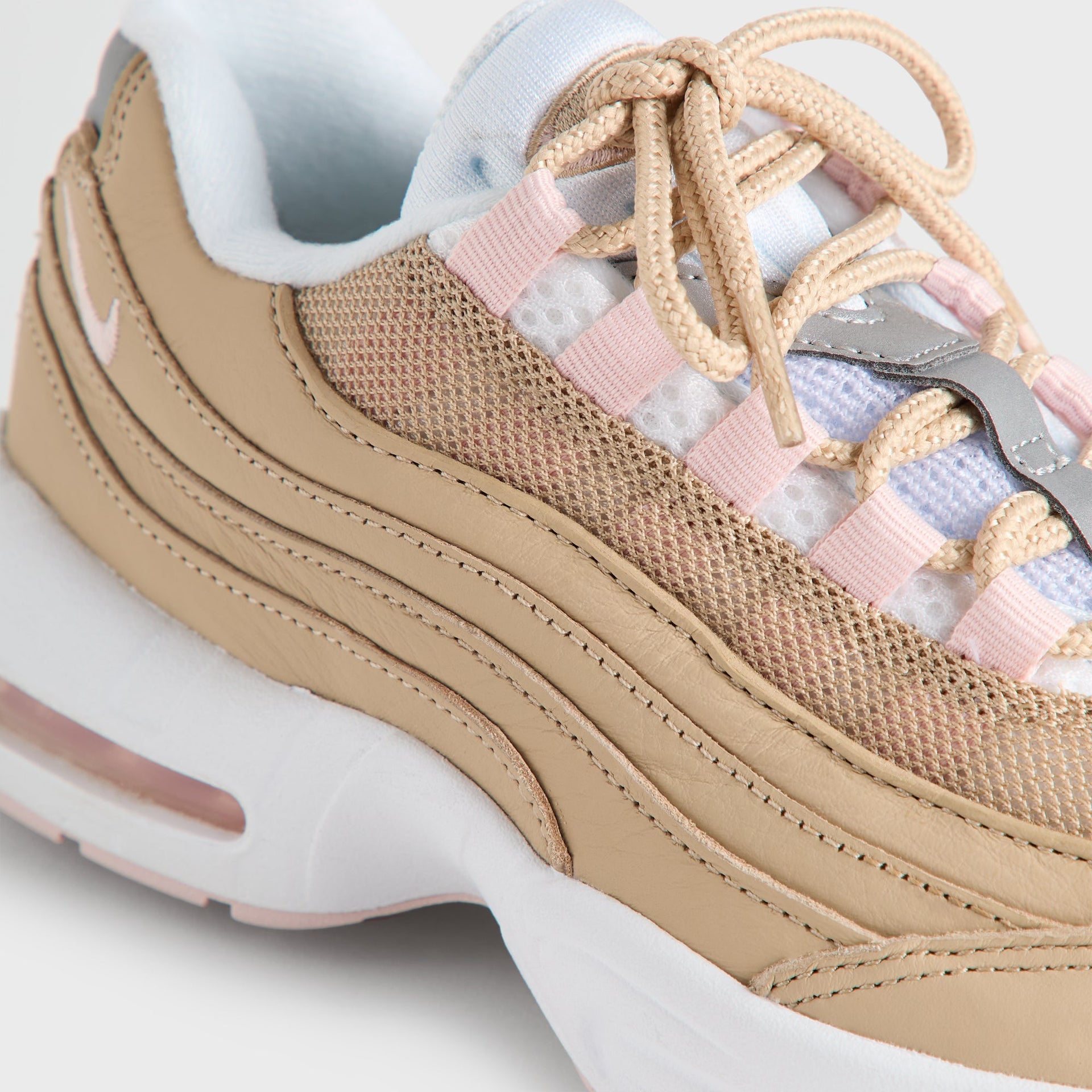 Close-up of the Kith Kids x Nike PS Air Max 95 Linen toe and pink Air unit on the white midsole