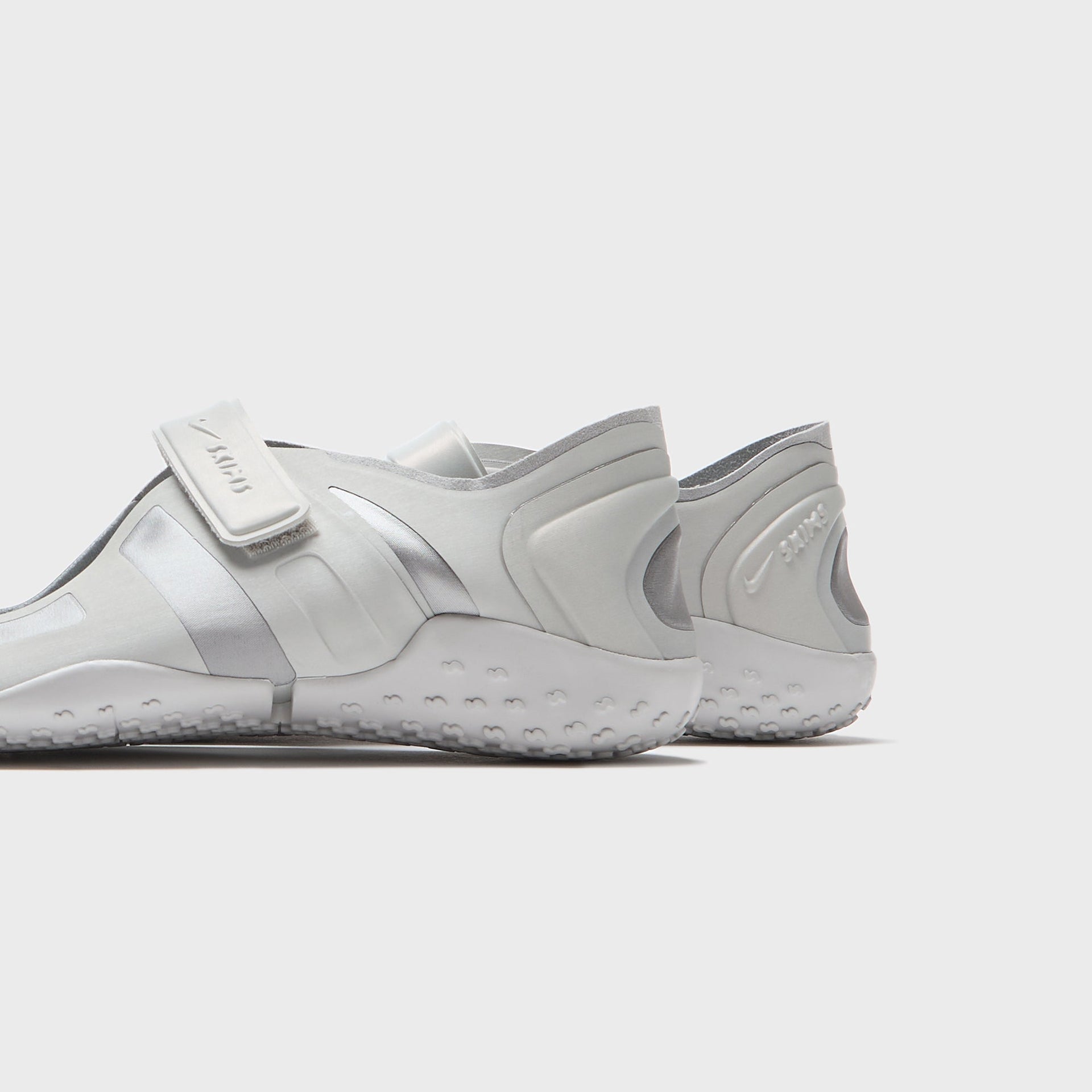 NikeSKIMS WMNS Rift Satin - Night Silver / Base Grey