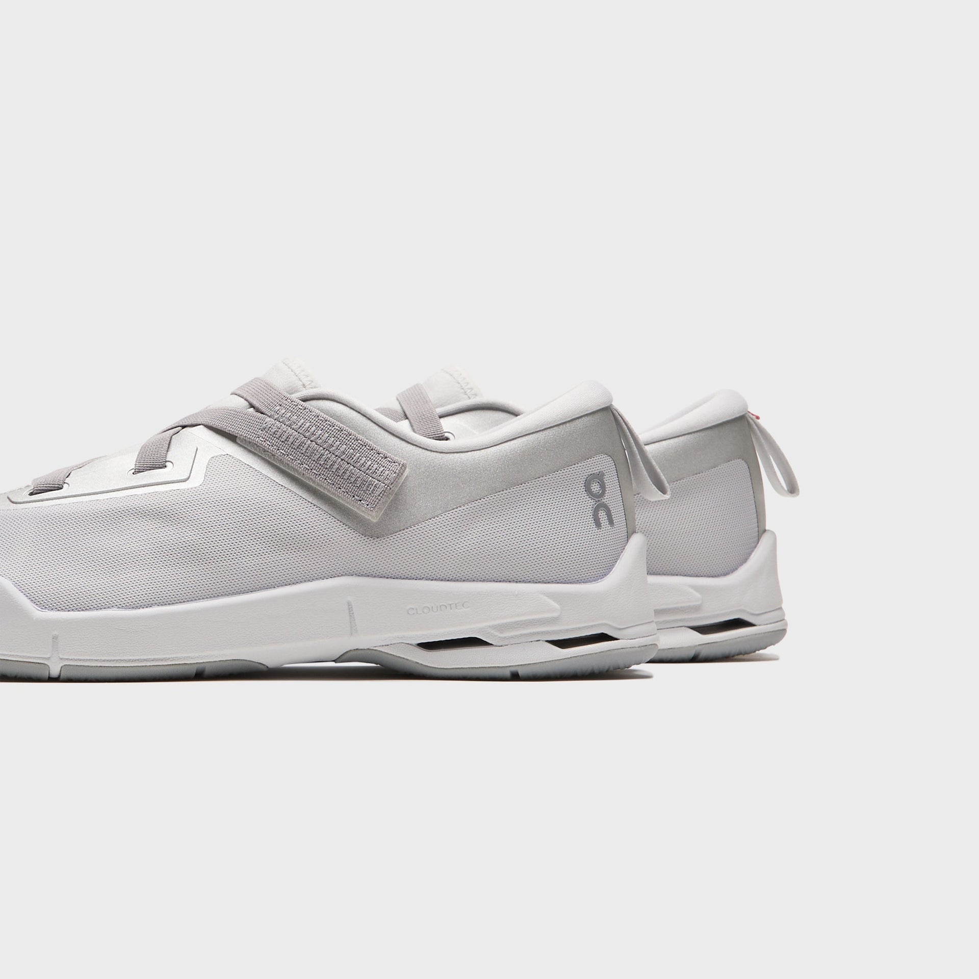 On Running WMNS Cloudnova Moon - Wolf / Alloy