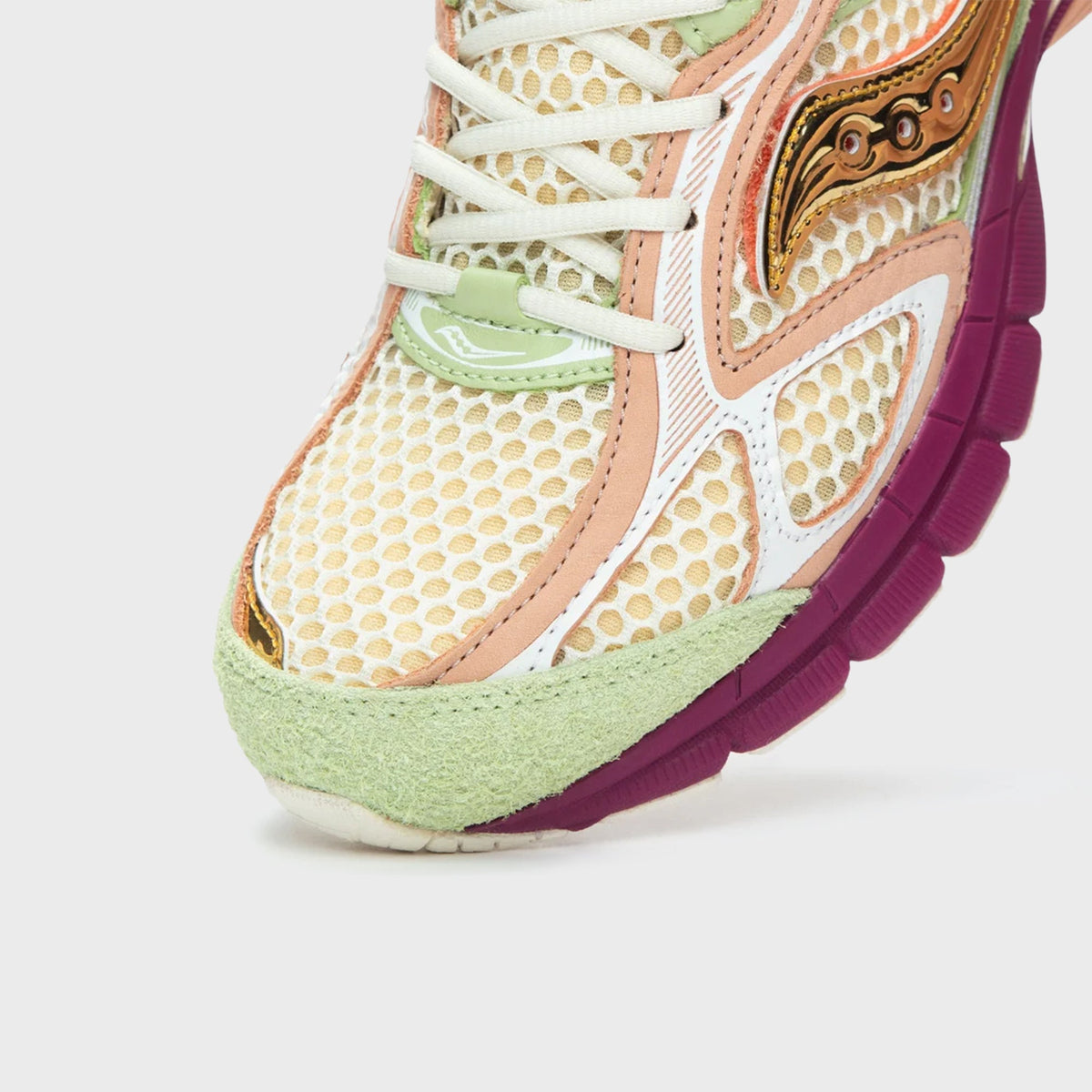 Close-up of the toe box mesh, laces and gold-tone Saucony logo hardware on the Stan Birch ProGrid Guide 7