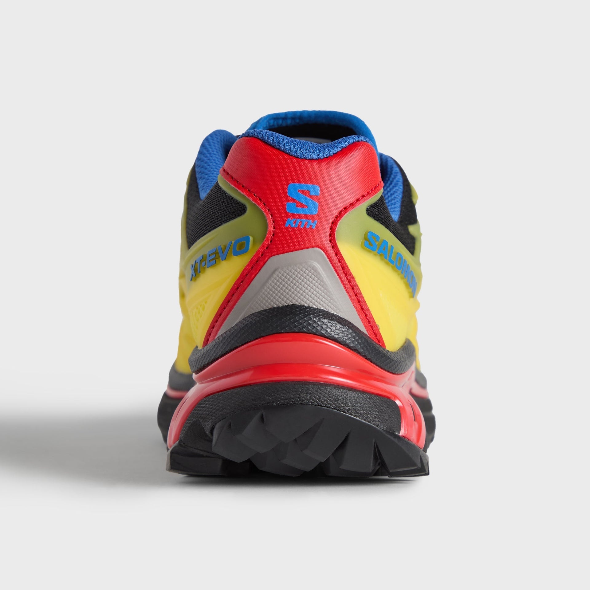 Kith for Salomon XT-EVO heel detail, red heel cap with SALOMON XT-EVO and S KITH logos and blue collar