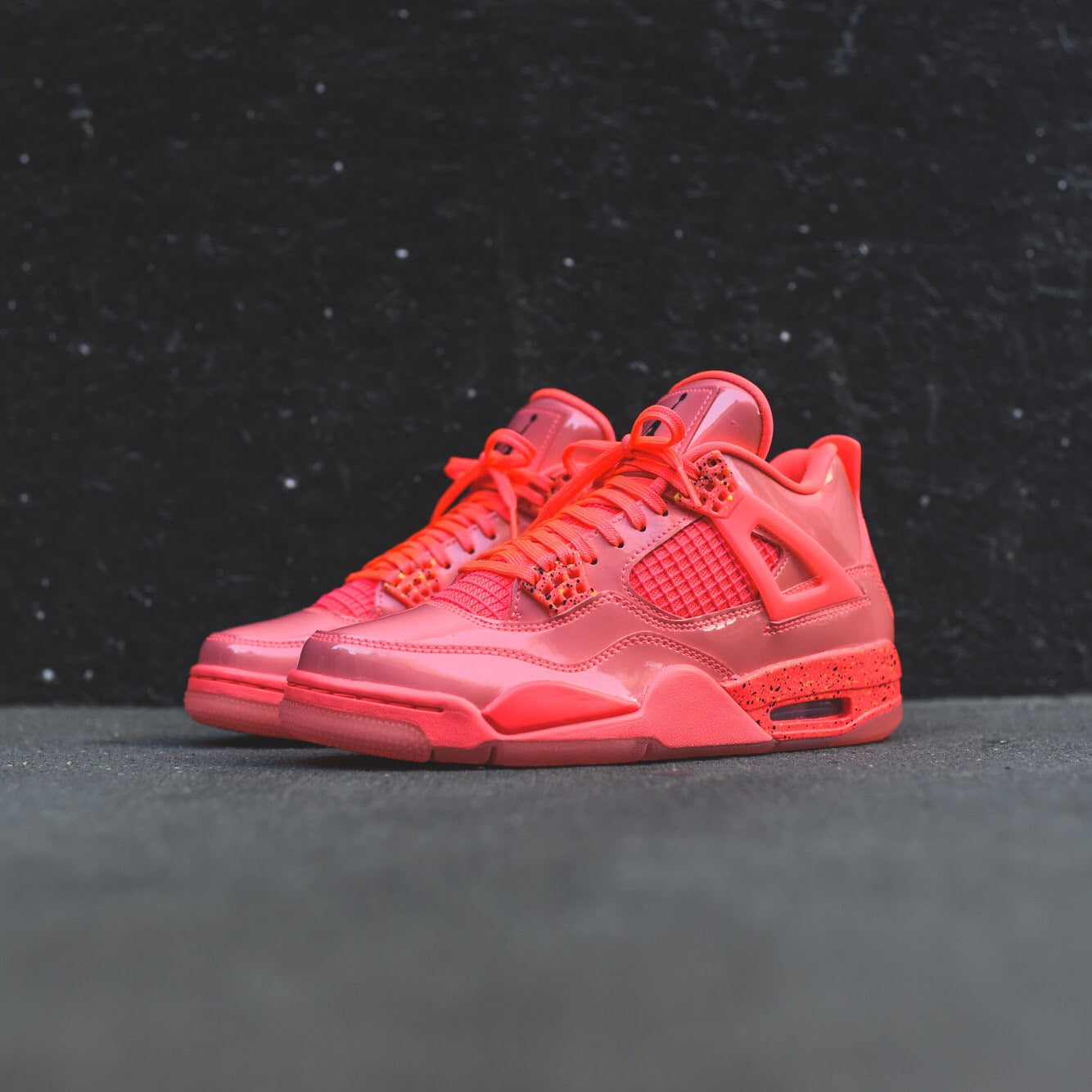 Nike WMNS Air Jordan 4 Retro NRG - Hot Punch / Black / Volt