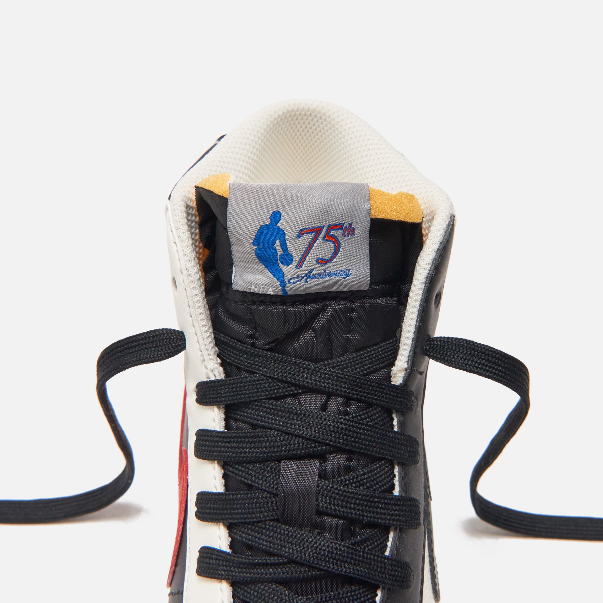 Nike Blazer MID `77 EMB - Sail / Black / Chile Red